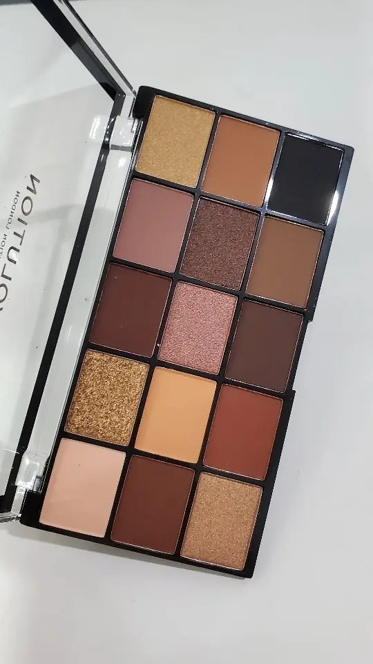 PALETTE MAKEUP RÉVOLUTION ICONIC VELVET disponible. _Livraison partout en Algérie Commande par message privé _Nous sommes une boutique de vente en ligne de maquillage et cosmétiques merhba(MP4)_thumb.webp